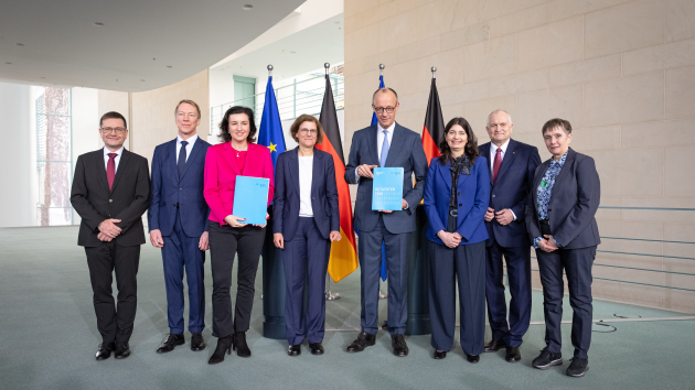 EFI-Jahresgutachten 2026: Mittelstand, KI und Hightech Agenda im Fokus - Die EFI-Kommission übergibt das Gutachten an die Bundesregierung (v.l.): Guido Bünstorf, Joachim Henkel, Forschungsministerin Dorothee Bär, EFI-Vorsitzende Irene Bertschek, Bundeskanzler Friedrich Merz, stv. EFI-Vorsitzende Carolin Häussler, Christoph M. Schmidt und Friederike Welter - Quelle: Linda Köhler-Sandring